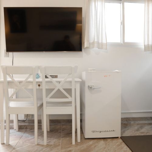 Desk/dining area