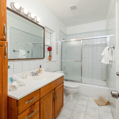 Full bathroom in the hallway