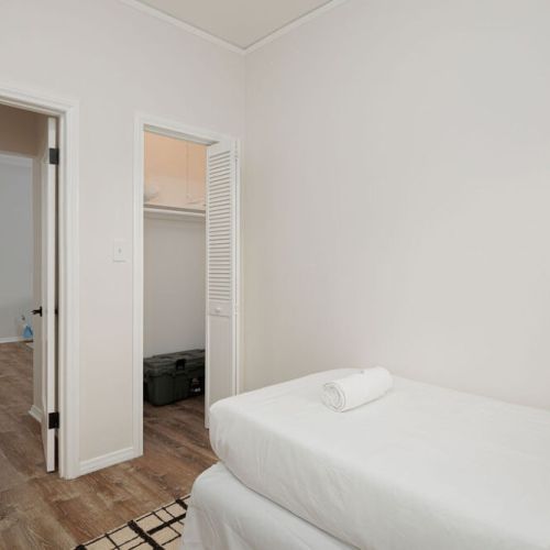 Single bed bedroom