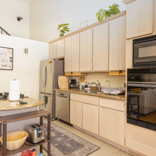 Perfectly-sized kitchen with all your basic cooking needs at your disposal!