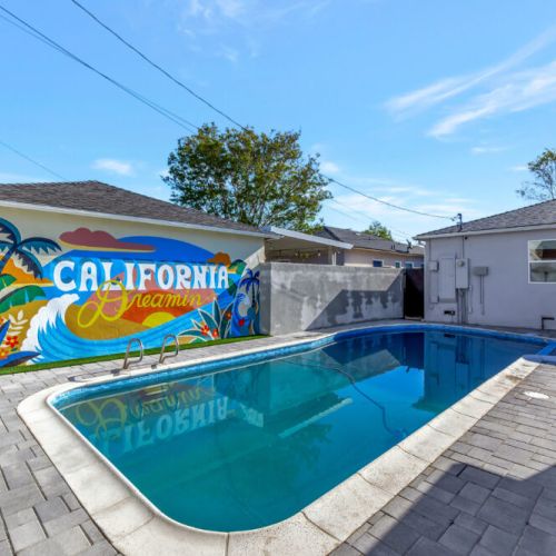 Take some photos in front of our mural wall. California Dreamin~