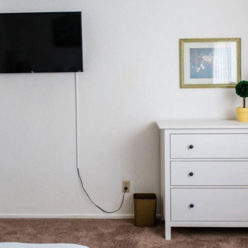 Utilize our dresser and make yourselves at home!