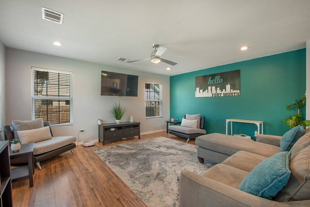 3/3 Bedroom home Fully fenced yard pet -friendly. Main Image