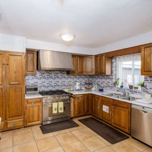 Bright and spacious kitchen!