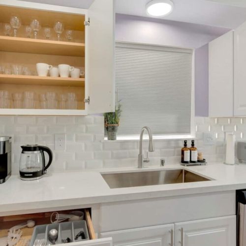 A fully stocked kitchen with essentials ensures convenience and efficiency for meal preparation, providing everything needed for cooking and dining. Enjoy a selection of coffee and tea  - a cozy and inviting atmosphere for relaxation and enjoyment.