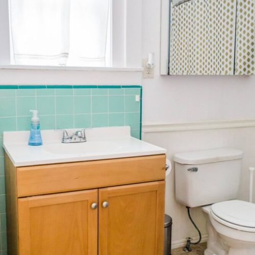 Shared full bathroom