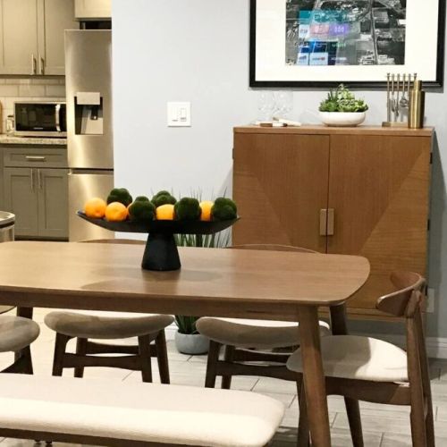 A nice dining table for 6 and enjoy a cocktail after dinner from the cocktail bar.