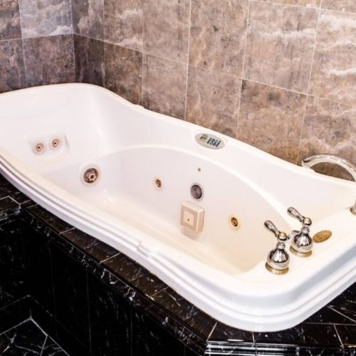 Master bathtub!