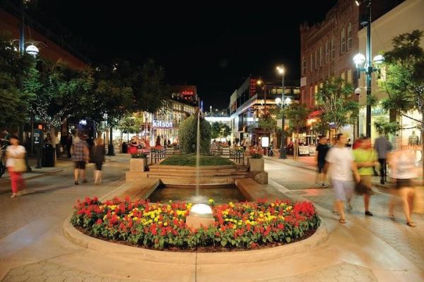 The famous Third Street Promenade!