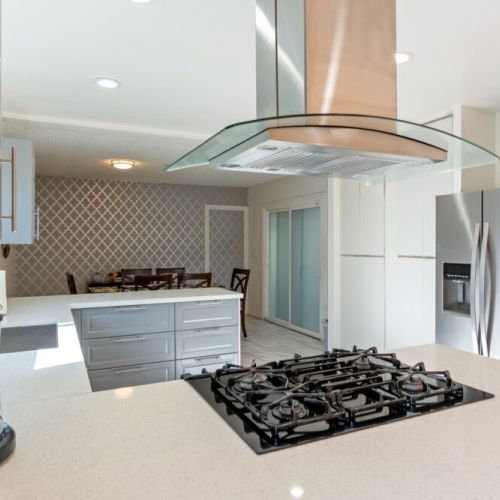 Gas range with a handy gas hood to keep the air clean!
