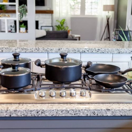 Large kitchen with gas stove, oven, microwave, large refrigerator. Fully equipped with pots/pans, all the cooking and eating utensils, stoneware and glassware. We've included a rice cooker and Ninja Blenda for yummy smoothie.