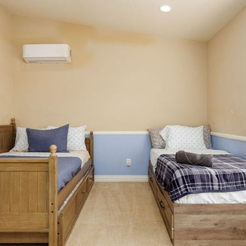 Kids bedroom with pull out trundle bed