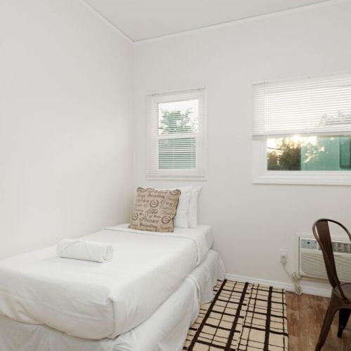 Single bed bedroom
