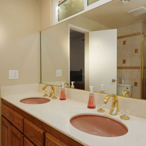 Jack and Jill bathroom, connects to Queen bedroom and Kids bedroom