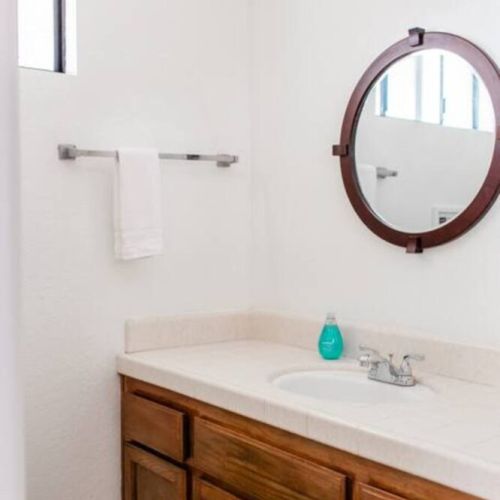 Upstairs (full) bathroom