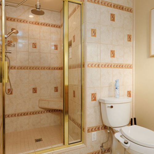 Jack and Jill bathroom, connects to Queen bedroom and Kids bedroom